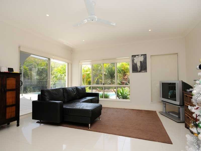 7 St Paul Crescent, Varsity Lakes QLD 4227