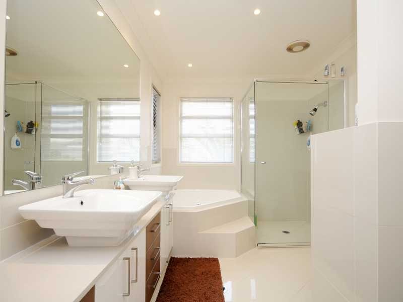 7 St Paul Crescent, Varsity Lakes QLD 4227