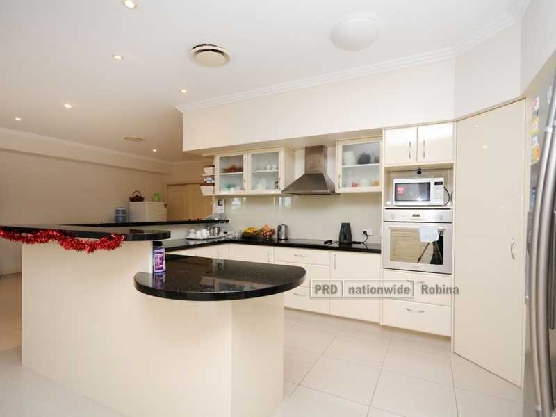 8 Cezaire Avenue, Varsity Lakes QLD 4227