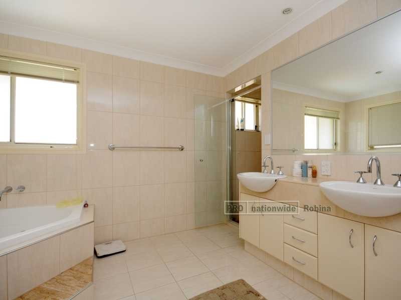 8 Cezaire Avenue, Varsity Lakes QLD 4227