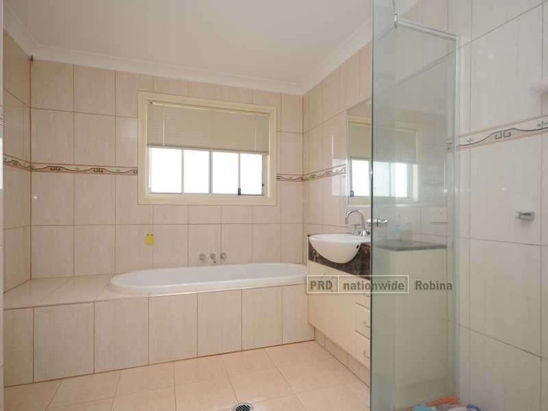 8 Cezaire Avenue, Varsity Lakes QLD 4227