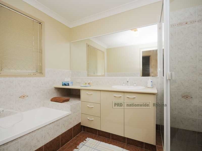 6 Hillsborough Close, Robina QLD 4226