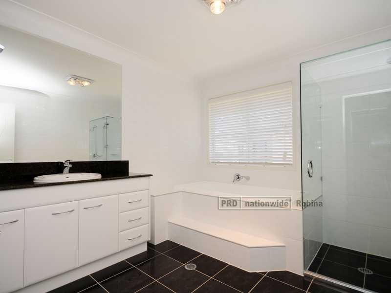 17 Valetta Crescent, Varsity Lakes QLD 4227