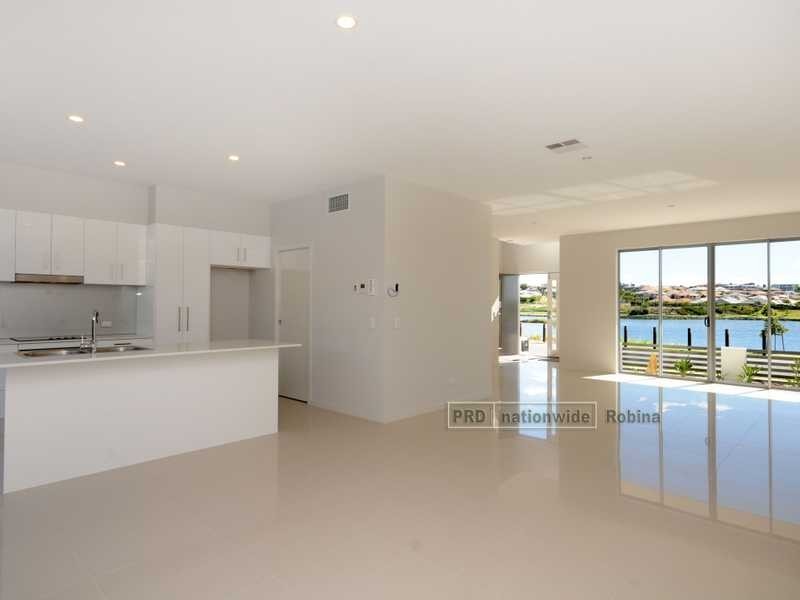 14 South Bay Drive, Varsity Lakes QLD 4227