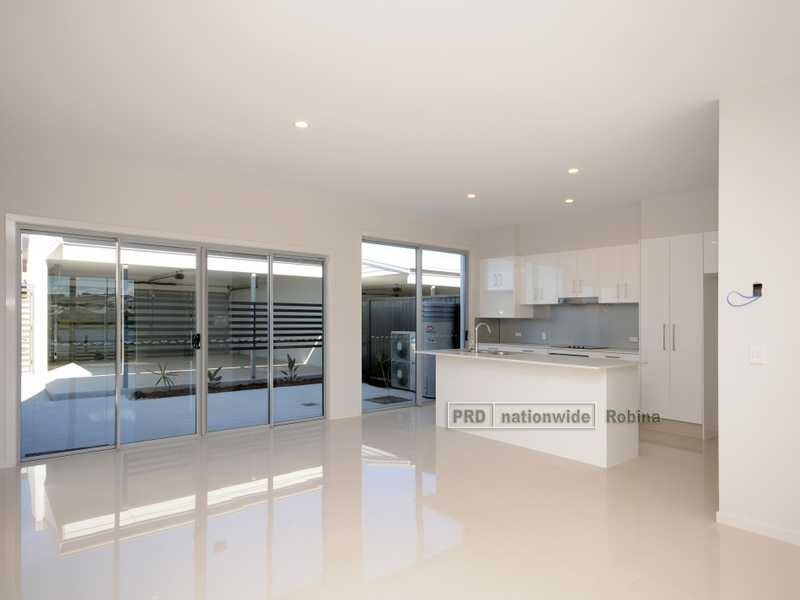 14 South Bay Drive, Varsity Lakes QLD 4227
