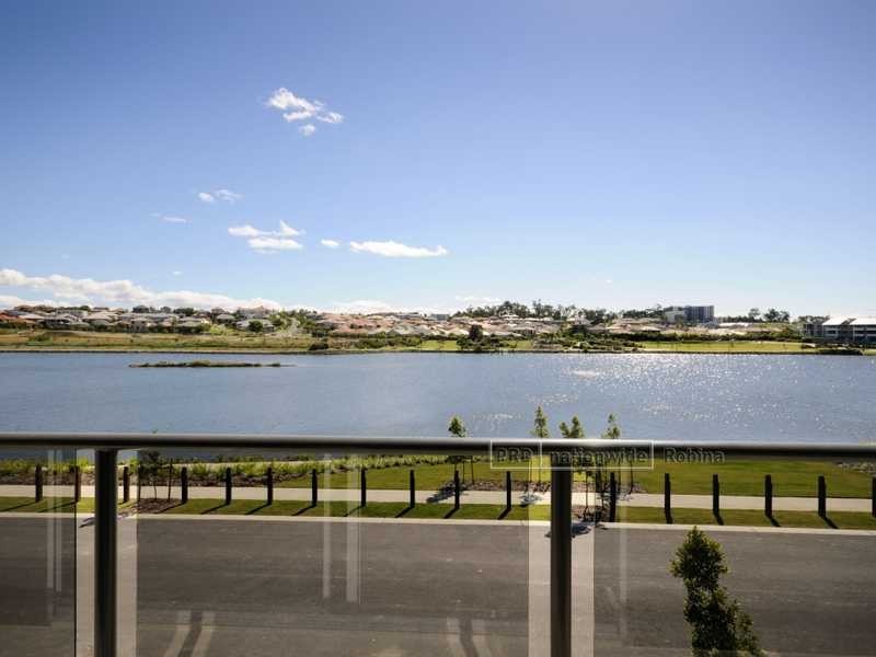 14 South Bay Drive, Varsity Lakes QLD 4227