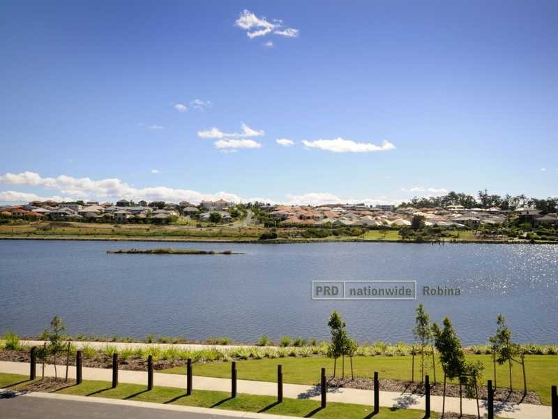 14 South Bay Drive, Varsity Lakes QLD 4227