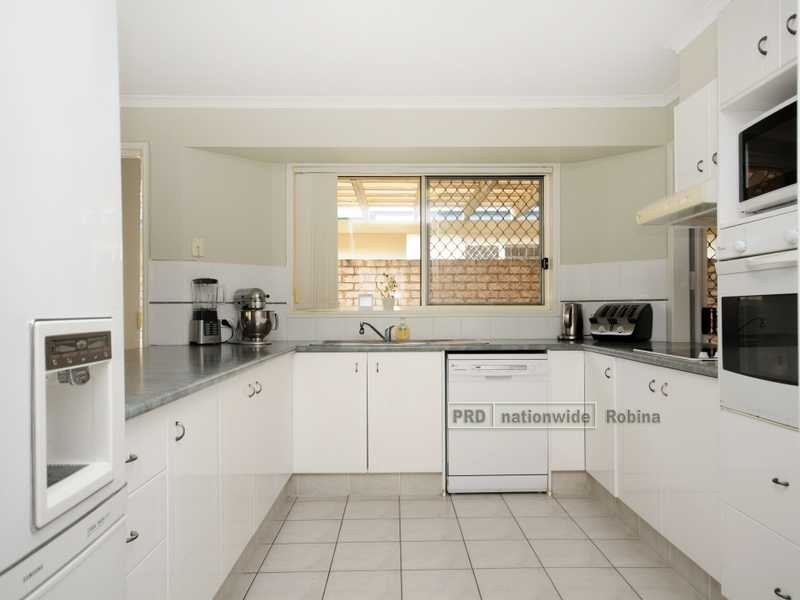 6 Coral Tree Court, Robina QLD 4226