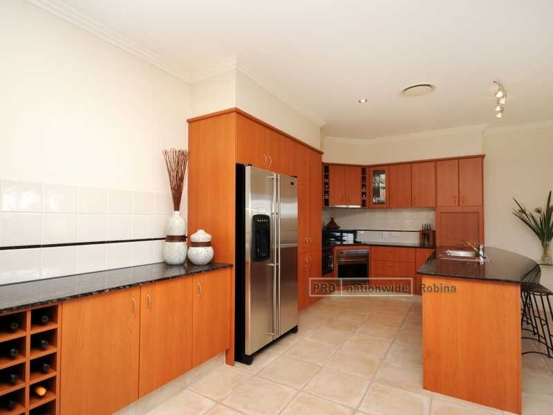 24 Lantau Crescent, Varsity Lakes QLD 4227