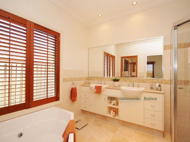 24 Lantau Crescent, Varsity Lakes QLD 4227