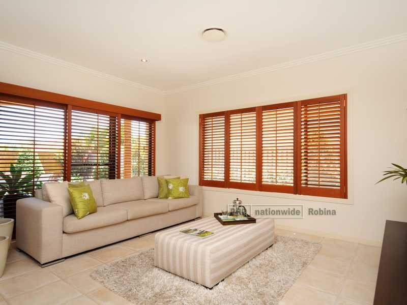 24 Lantau Crescent, Varsity Lakes QLD 4227