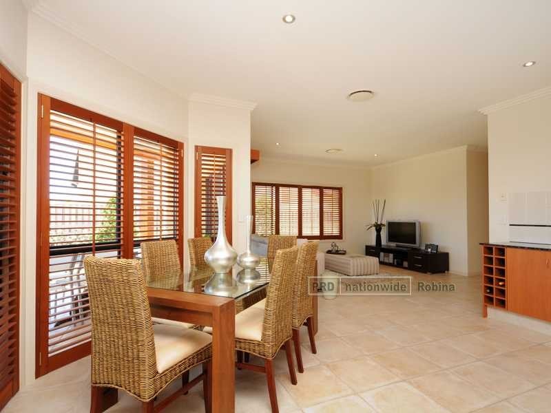 24 Lantau Crescent, Varsity Lakes QLD 4227