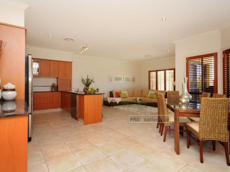 24 Lantau Crescent, Varsity Lakes QLD 4227