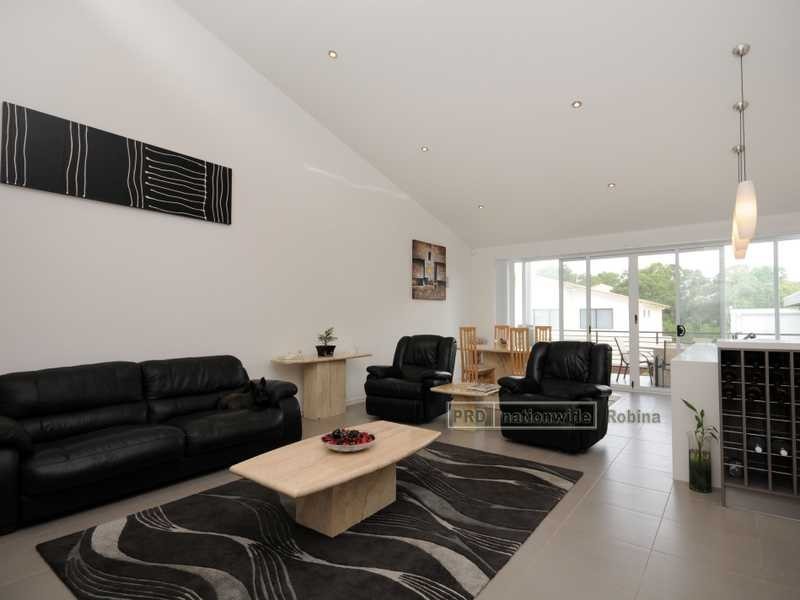 Unit 2/1 Cape Martin Lane, Varsity Lakes QLD 4227