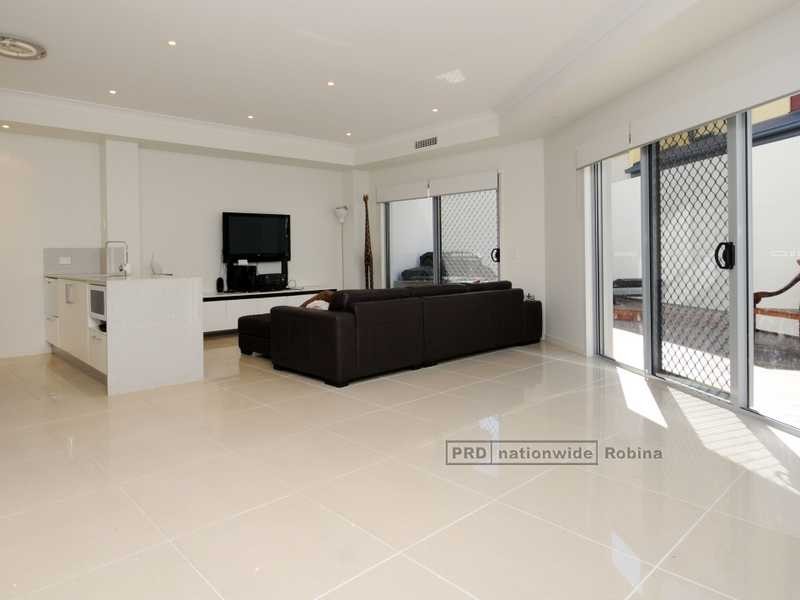 Unit 1/24 Campelles Avenue, Varsity Lakes QLD 4227