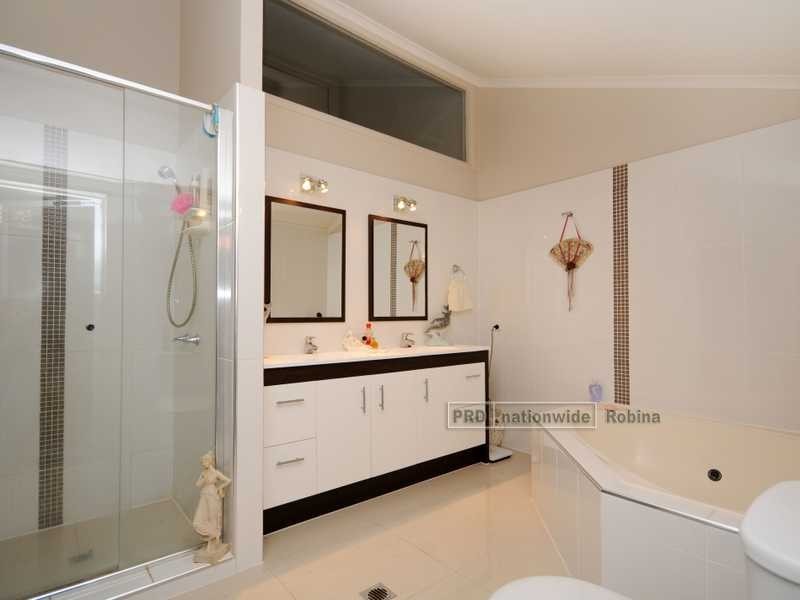 2 Salamander Court, Mermaid Waters QLD 4218