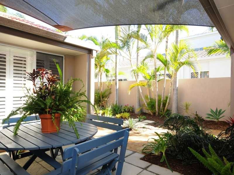 2 Salamander Court, Mermaid Waters QLD 4218