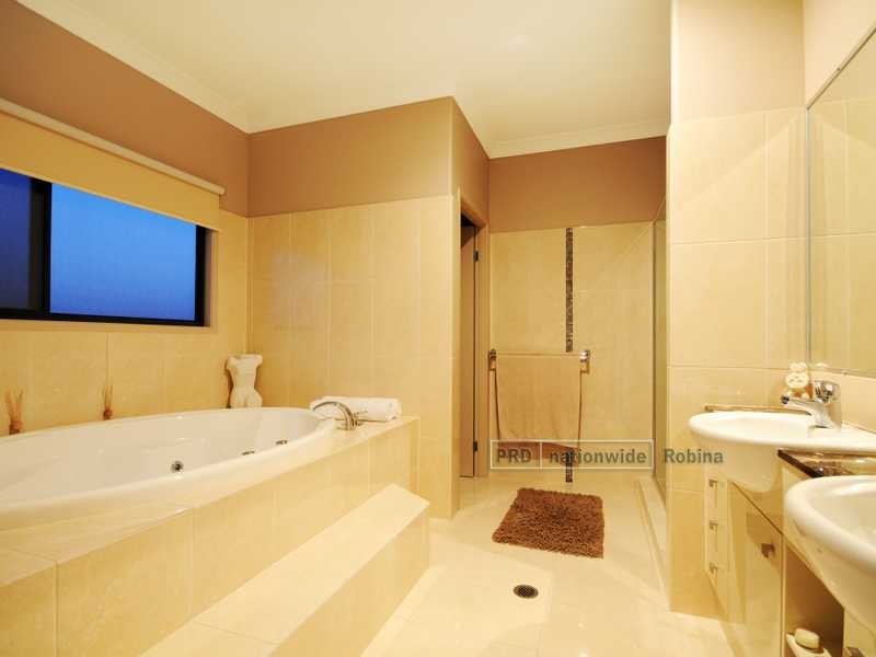 7 Auriga Court, Robina QLD 4226