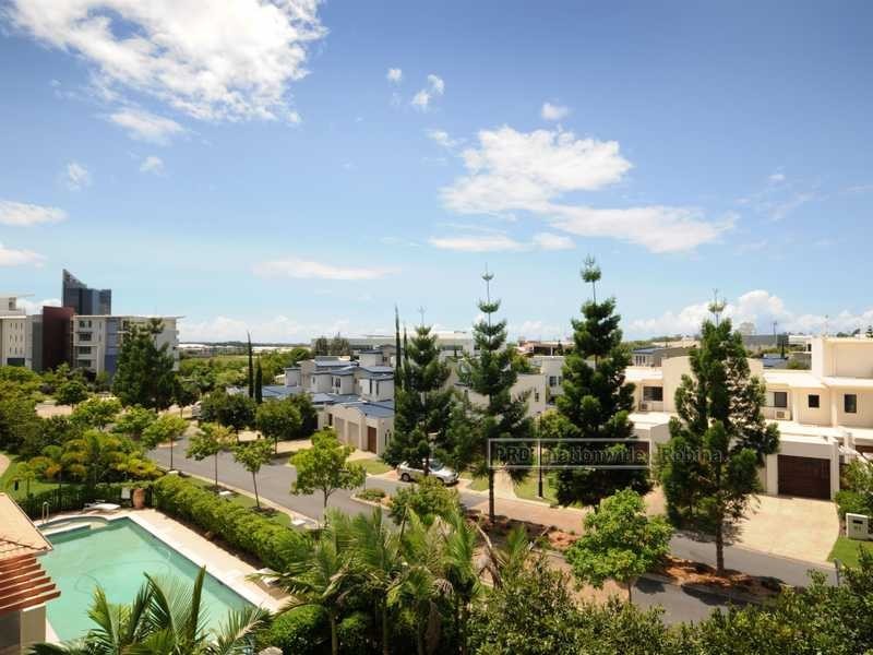 Unit 8/64 Riverwalk Avenue, Robina QLD 4226