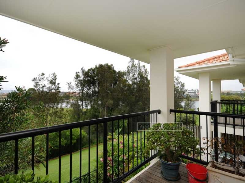 Unit 4/323 Christine Avenue, Varsity Lakes QLD 4227