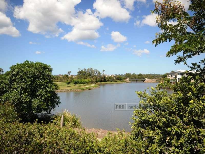 16 Waimea Drive, Varsity Lakes QLD 4227