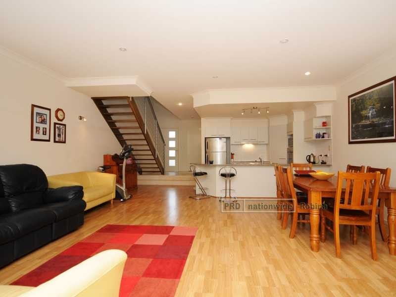 Unit 2/13 Ranier Crescent, Varsity Lakes QLD 4227