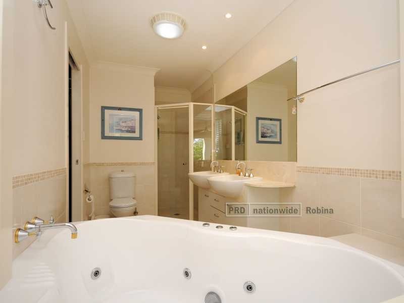 Unit 2/13 Ranier Crescent, Varsity Lakes QLD 4227