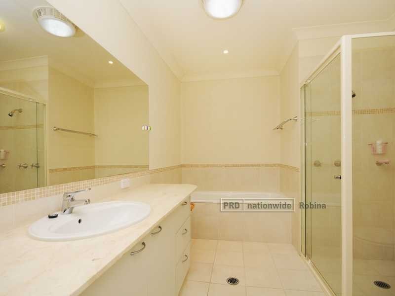 Unit 2/13 Ranier Crescent, Varsity Lakes QLD 4227