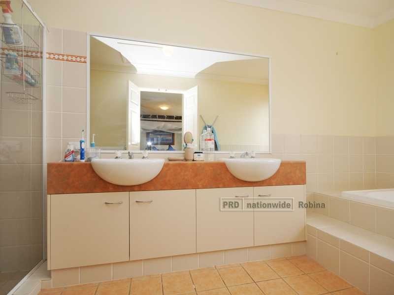 1 Hillbrook Place, Varsity Lakes QLD 4227