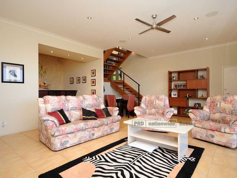 8 Galleria Court, Highland Park QLD 4211