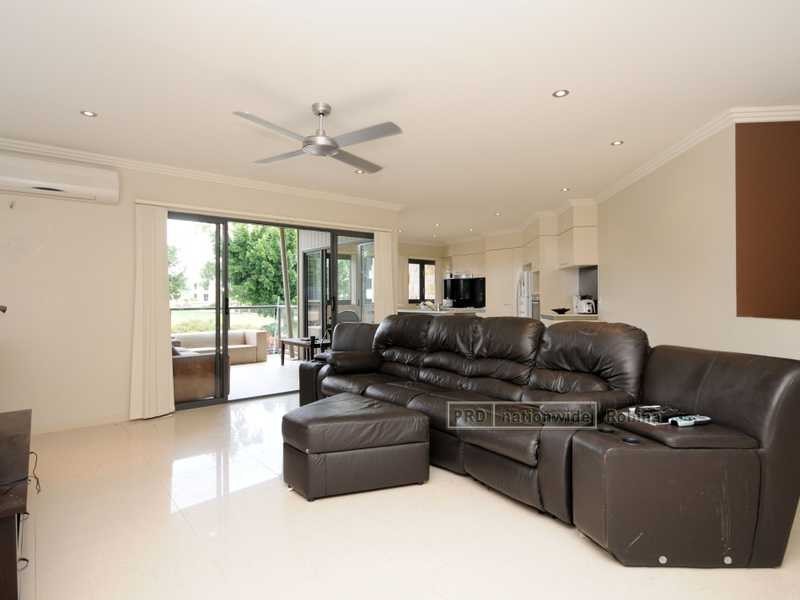 Unit 2/18 Menton Avenue, Varsity Lakes QLD 4227