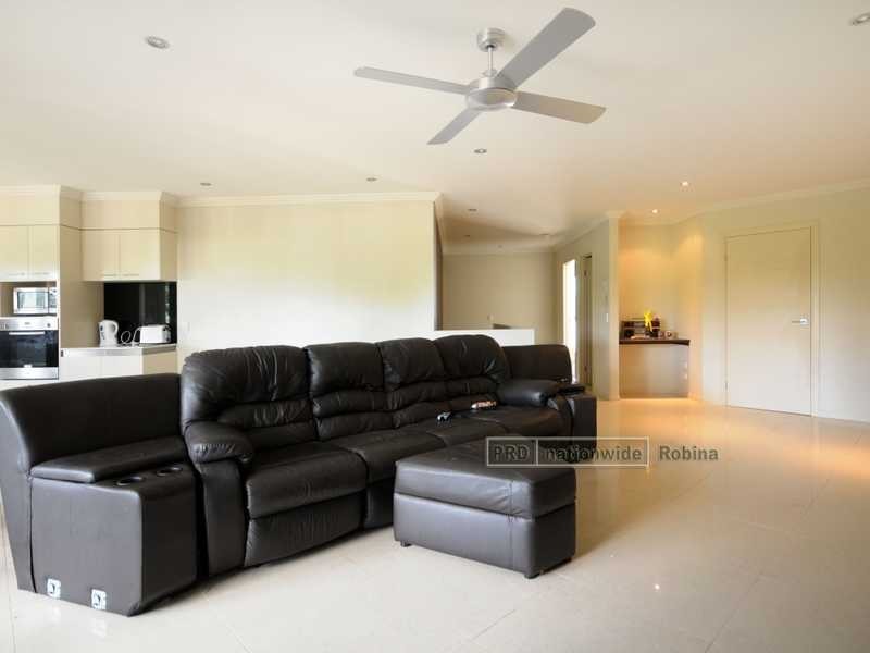 Unit 2/18 Menton Avenue, Varsity Lakes QLD 4227