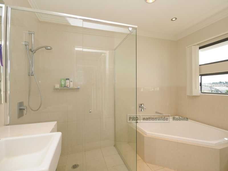 Unit 2/18 Menton Avenue, Varsity Lakes QLD 4227