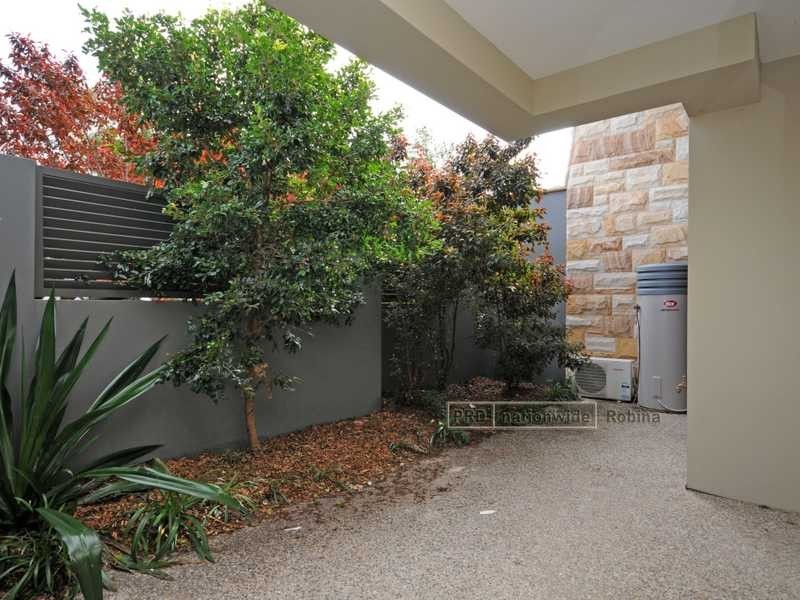 Unit 2/18 Menton Avenue, Varsity Lakes QLD 4227