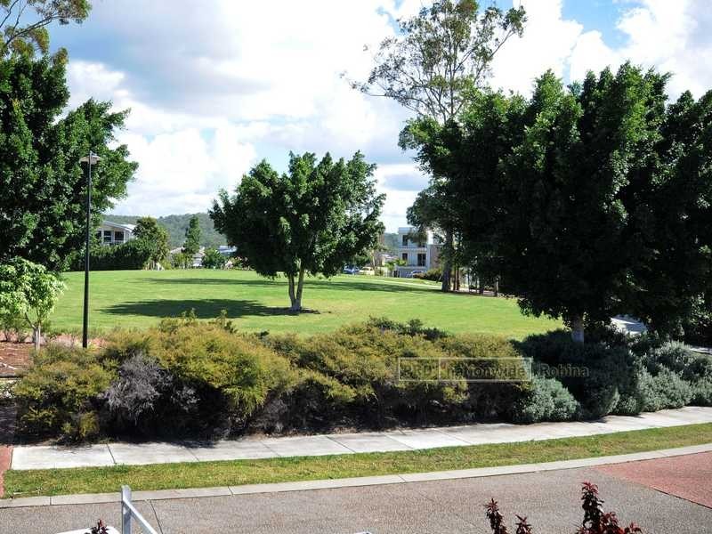 Unit 2/18 Menton Avenue, Varsity Lakes QLD 4227