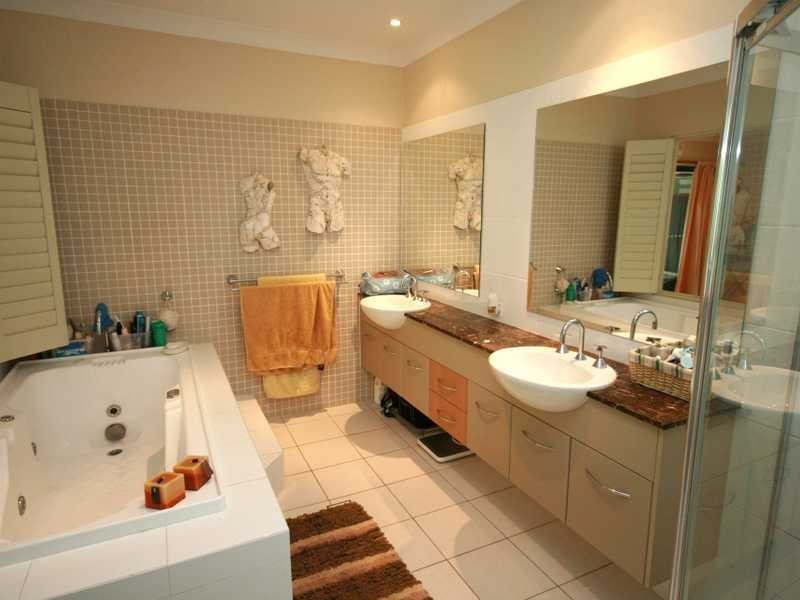 10 Northpoint Close, Robina QLD 4226