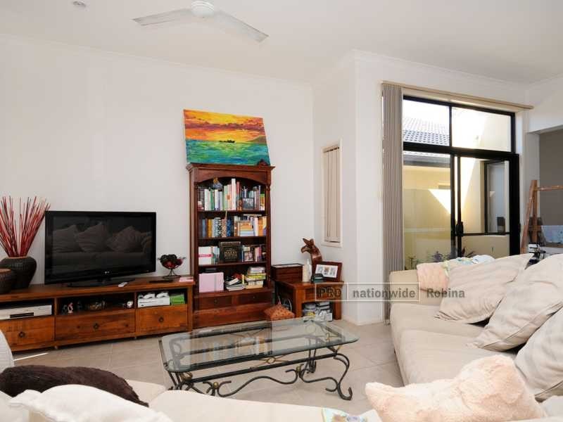 7 Shorehaven Place, Varsity Lakes QLD 4227