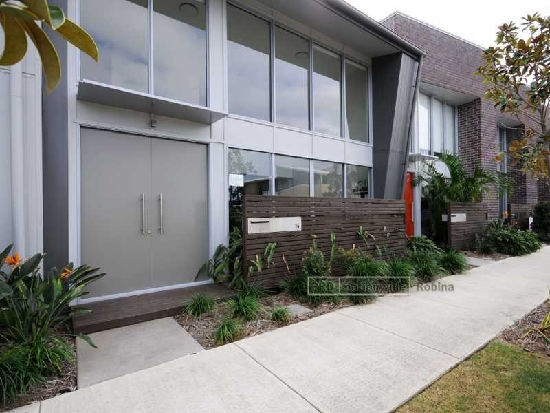 16 Lakefront Crescent, Varsity Lakes QLD 4227
