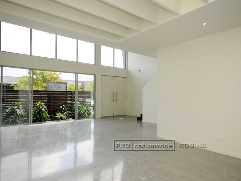 16 Lakefront Crescent, Varsity Lakes QLD 4227