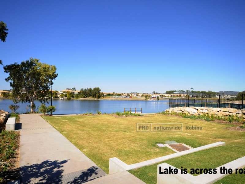 16 Lakefront Crescent, Varsity Lakes QLD 4227