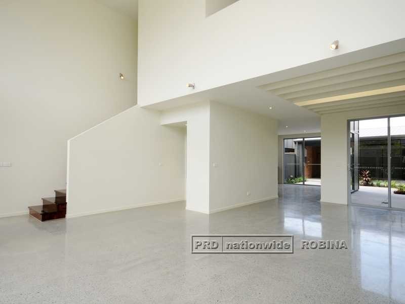 16 Lakefront Crescent, Varsity Lakes QLD 4227