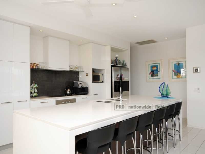 Unit 10 Glasswing/305 Easthill Drive, Robina QLD 4226