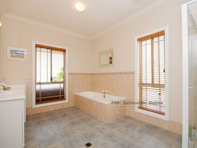 10 Wattle Glen Place, Robina QLD 4226