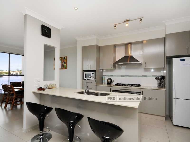 21 Lakefront Crescent, Varsity Lakes QLD 4227
