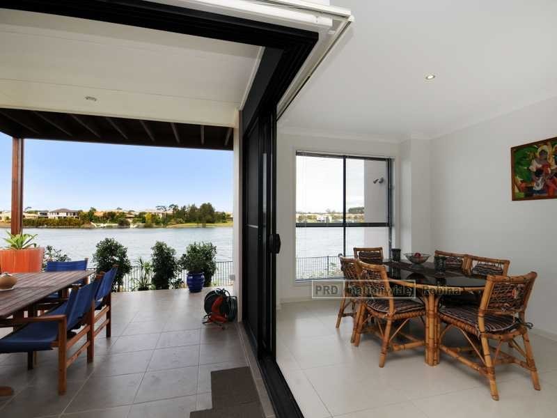 21 Lakefront Crescent, Varsity Lakes QLD 4227