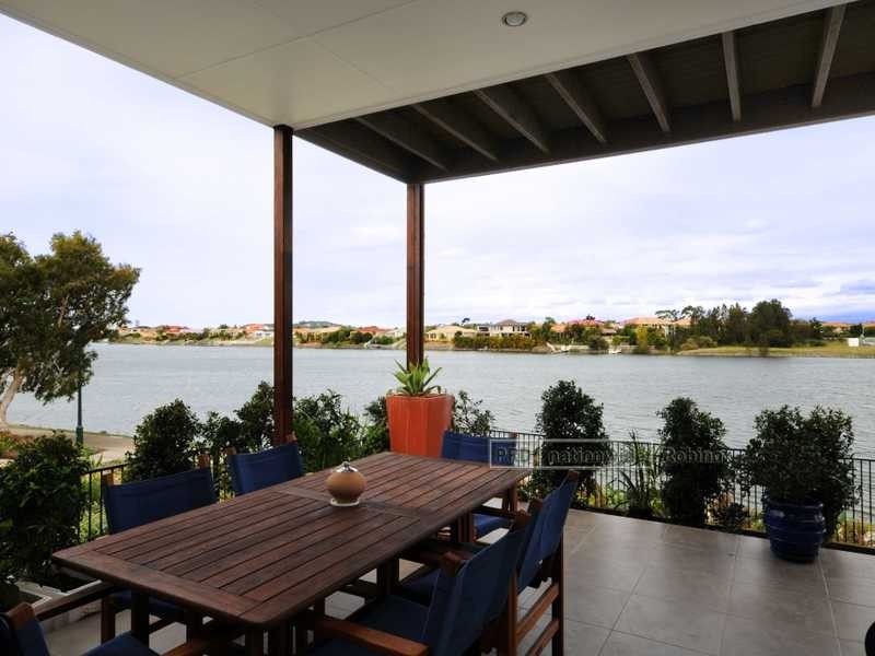 21 Lakefront Crescent, Varsity Lakes QLD 4227