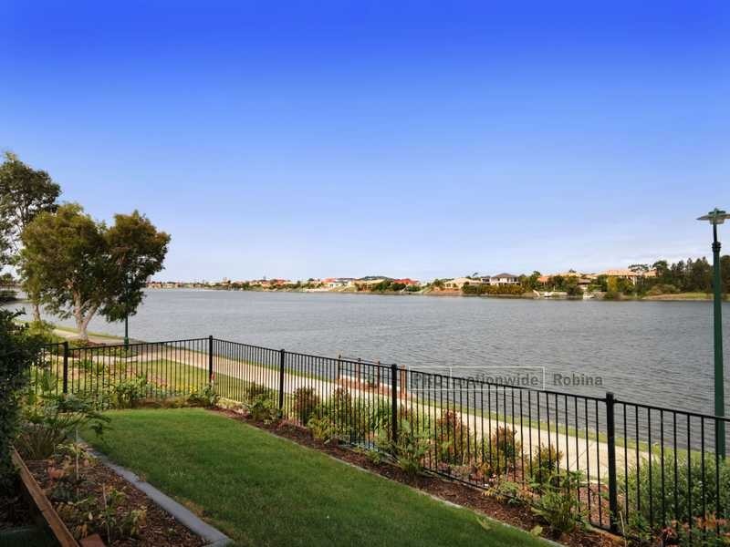 21 Lakefront Crescent, Varsity Lakes QLD 4227