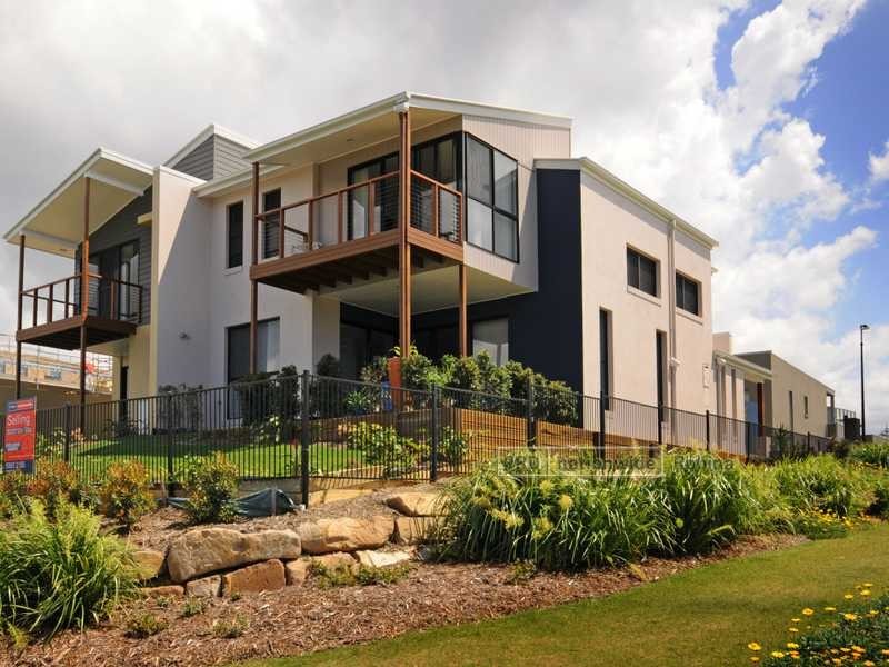 21 Lakefront Crescent, Varsity Lakes QLD 4227