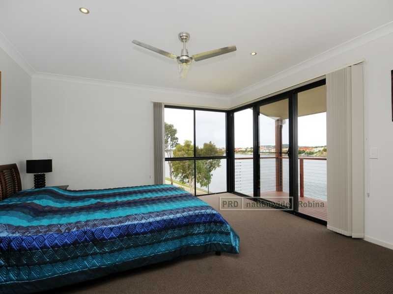 21 Lakefront Crescent, Varsity Lakes QLD 4227