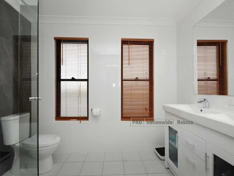 21 Lakefront Crescent, Varsity Lakes QLD 4227
